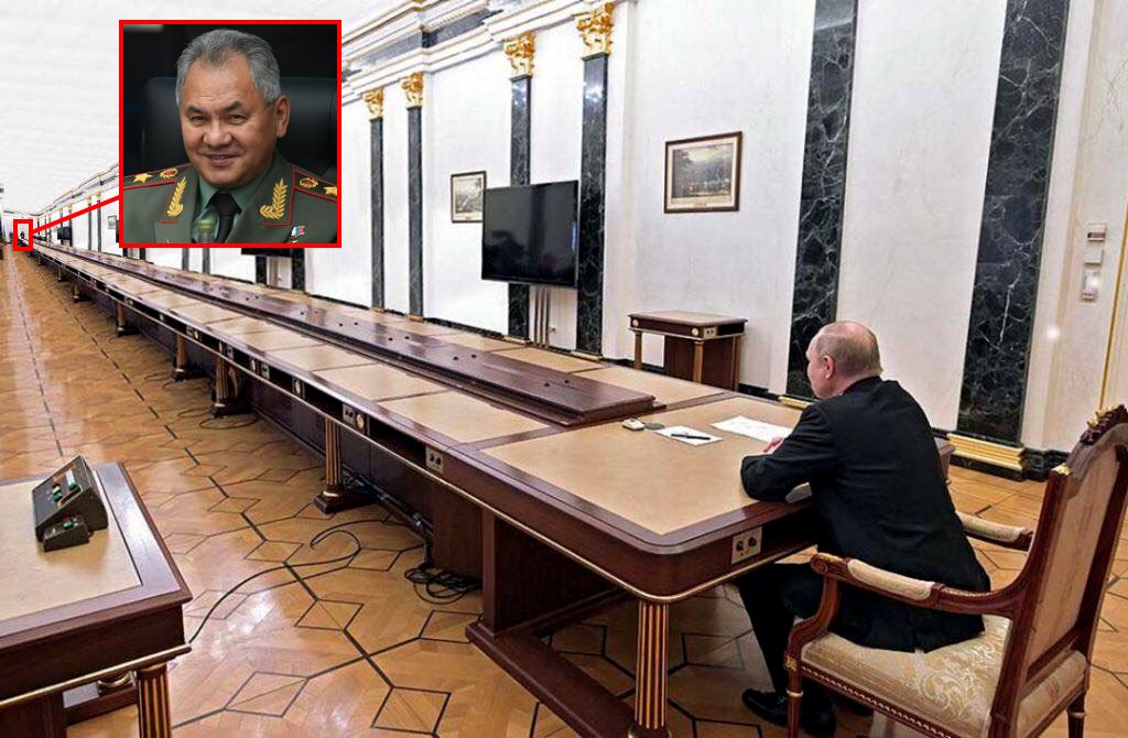Putins långa bord är en penisförlängare. Det beror på att Putin har drabbats av inverterad penis. Invertus dickus. Det betyder att hans manliga organ krymper tills den blir inverterad, dvs ett hål. 